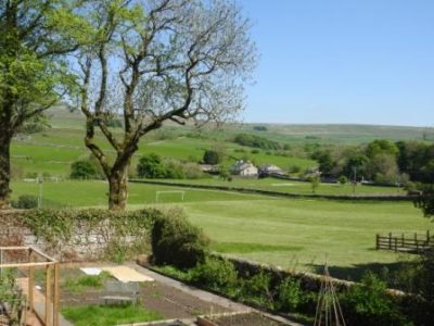 walled garden from Wensleydale May18